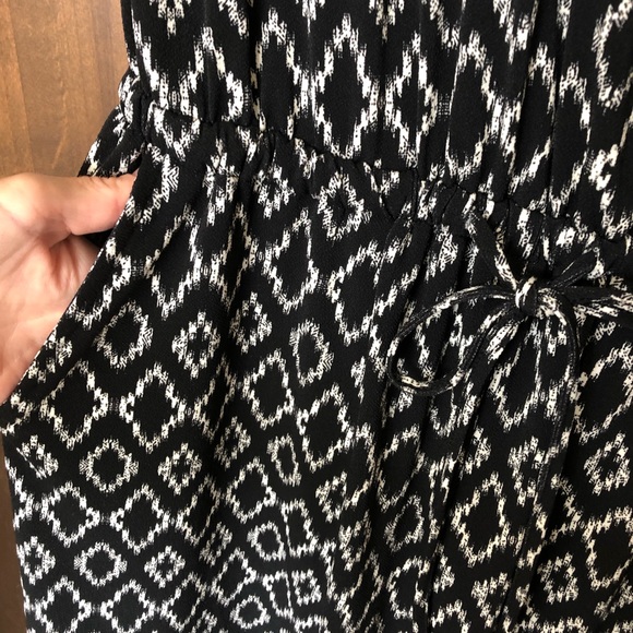 Banana Republic S Petit black and white jumpsuit. Short sleeve with pockets! - Picture 6 of 9